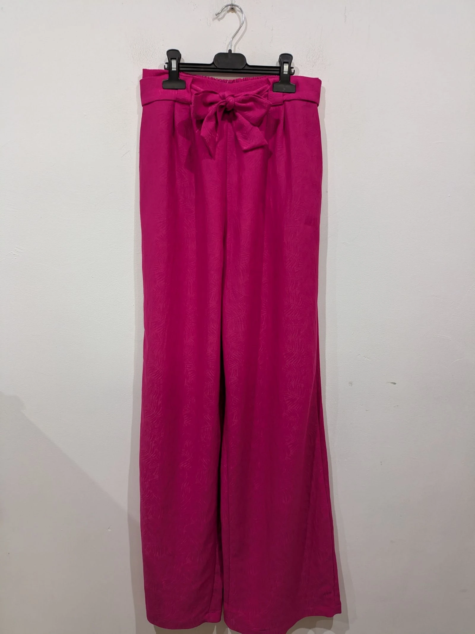Calça palazzo fúcsia acetinada com cinto de laço. Tamanho 34 – photo 9
